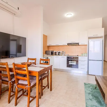 Cozy In The Heart Of Tourist Area With Pool Пафос