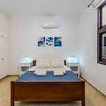 Cozy In The Heart Of Tourist Area With Pool Apartment Paphos