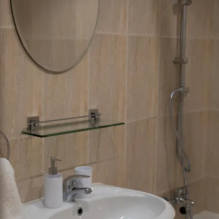 Cozy In The Heart Of Tourist Area With Pool