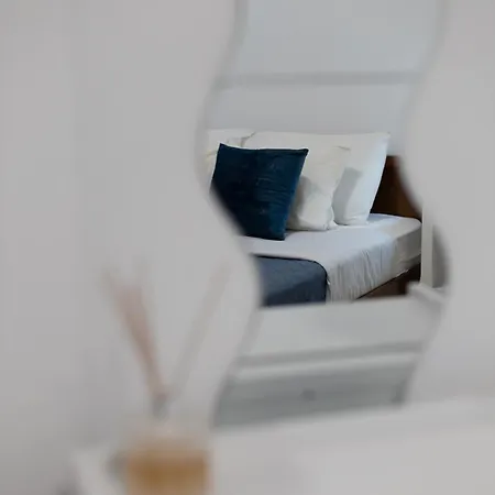 Cozy In The Heart Of Tourist Area With Pool Appartamento Paphos