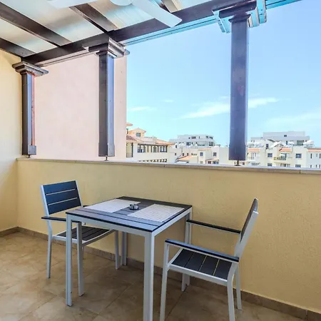 Cozy In The Heart Of Tourist Area With Pool Daire