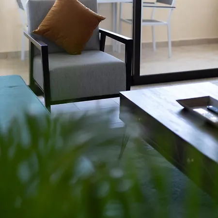 Cozy In The Heart Of Tourist Area With Pool Appartamento Paphos