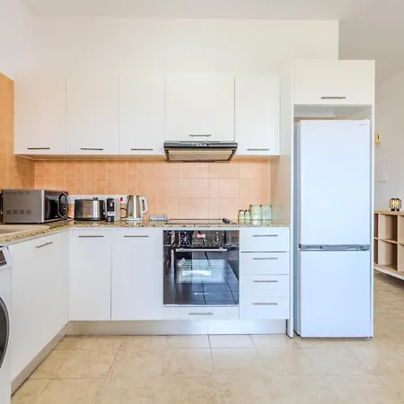 Cozy In The Heart Of Tourist Area With Pool