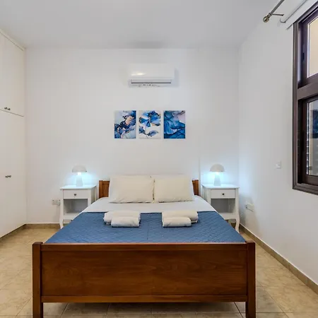 Cozy In The Heart Of Tourist Area With Pool דירה Paphos