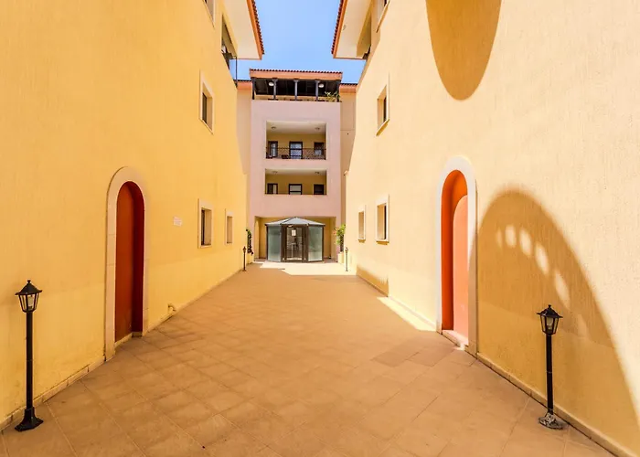 Cozy In The Heart Of Tourist Area With Pool Apartmán Paphos