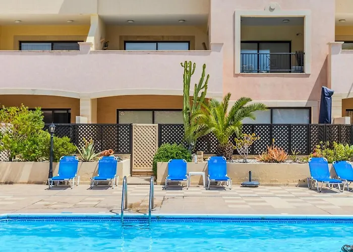 Cozy In The Heart Of Tourist Area With Pool Paphos