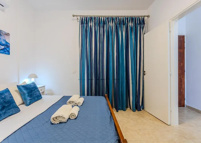 Cozy In The Heart Of Tourist Area With Pool Apartmán