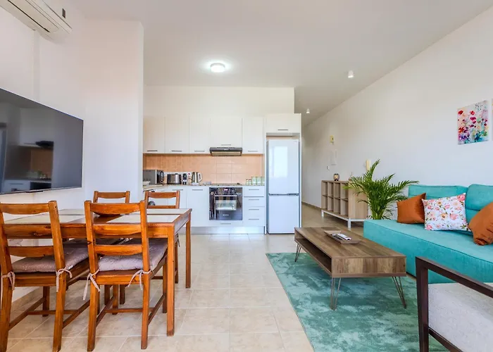 Cozy In The Heart Of Tourist Area With Pool Apartmán