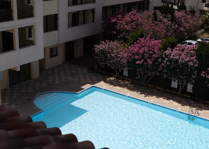 Cozy In The Heart Of Tourist Area With Pool Paphos