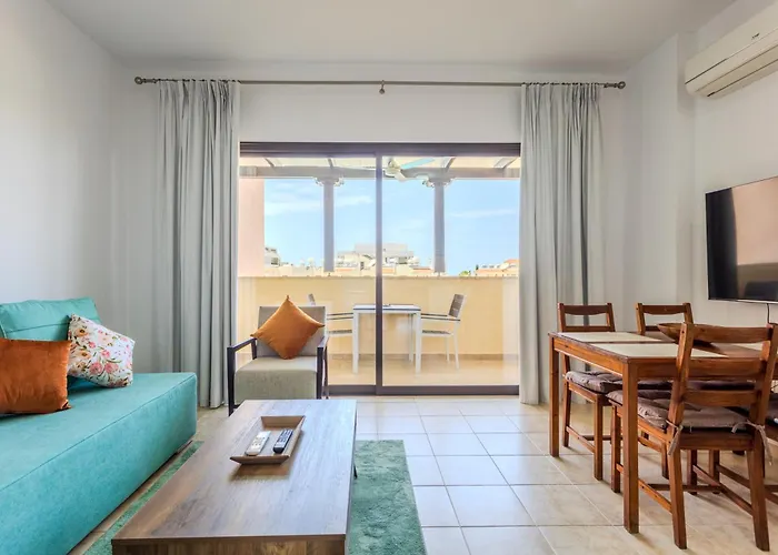 Cozy In The Heart Of Tourist Area With Pool Apartmán