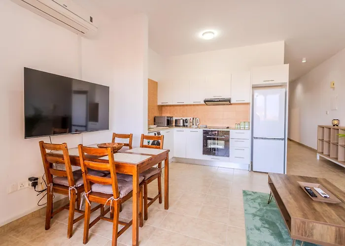 Cozy In The Heart Of Tourist Area With Pool Paphos