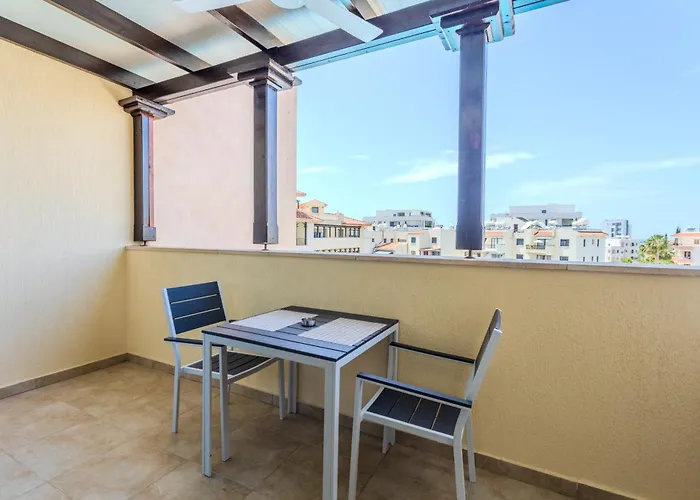 Cozy In The Heart Of Tourist Area With Pool Apartmán