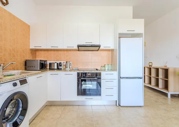 Cozy In The Heart Of Tourist Area With Pool