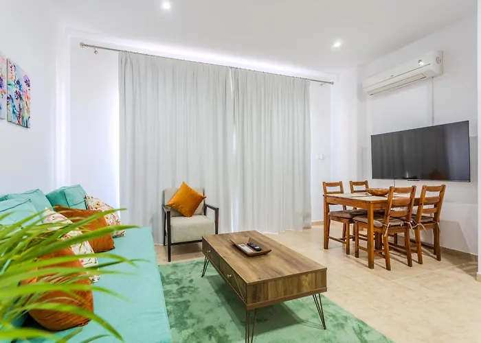 Cozy In The Heart Of Tourist Area With Pool Paphos