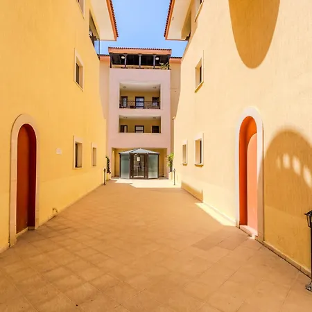 Cozy In The Heart Of Tourist Area With Pool דירה פאפוס