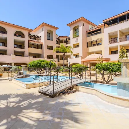 Cozy In The Heart Of Tourist Area With Pool דירה פאפוס