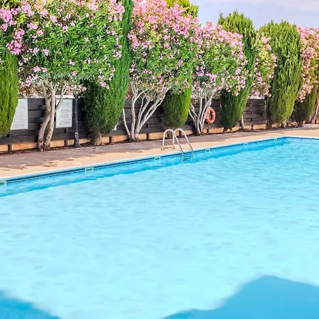 Cozy In The Heart Of Tourist Area With Pool דירה פאפוס