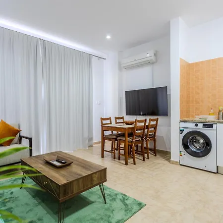 Cozy In The Heart Of Tourist Area With Pool דירה *